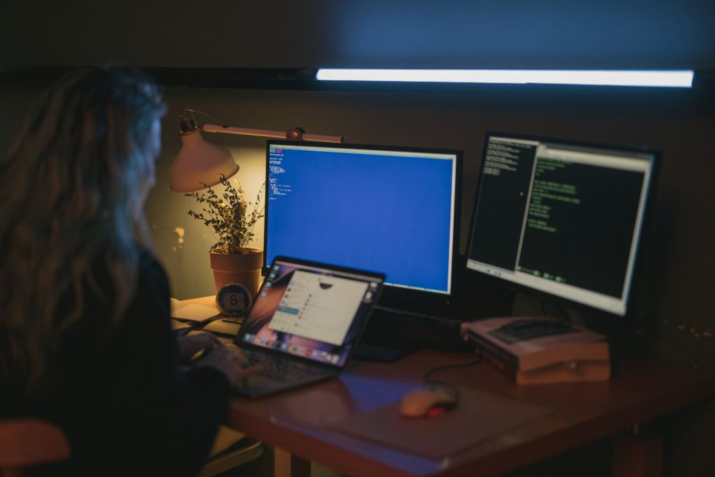 Trabalho no exterior: remoto ou no local (escritório)?